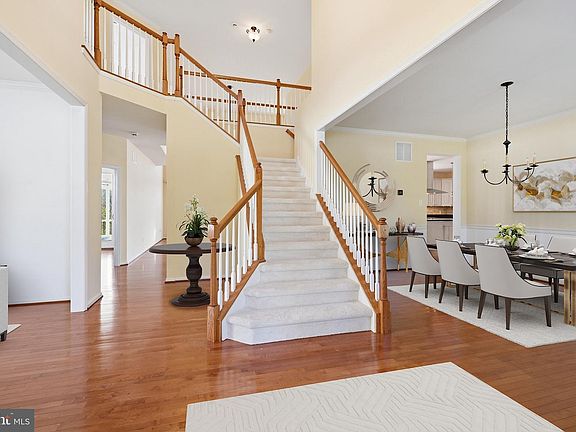3rd image of 809 Hammersmith Ct