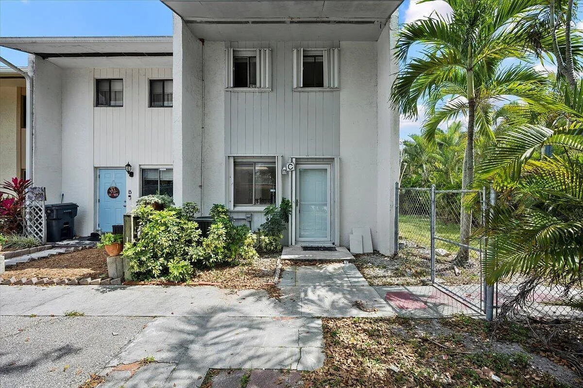 2 bed, 1.5 bath, 1241 sqft, $2,200 — Photo 2