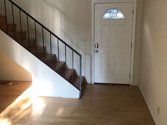 Living Room/Entrance