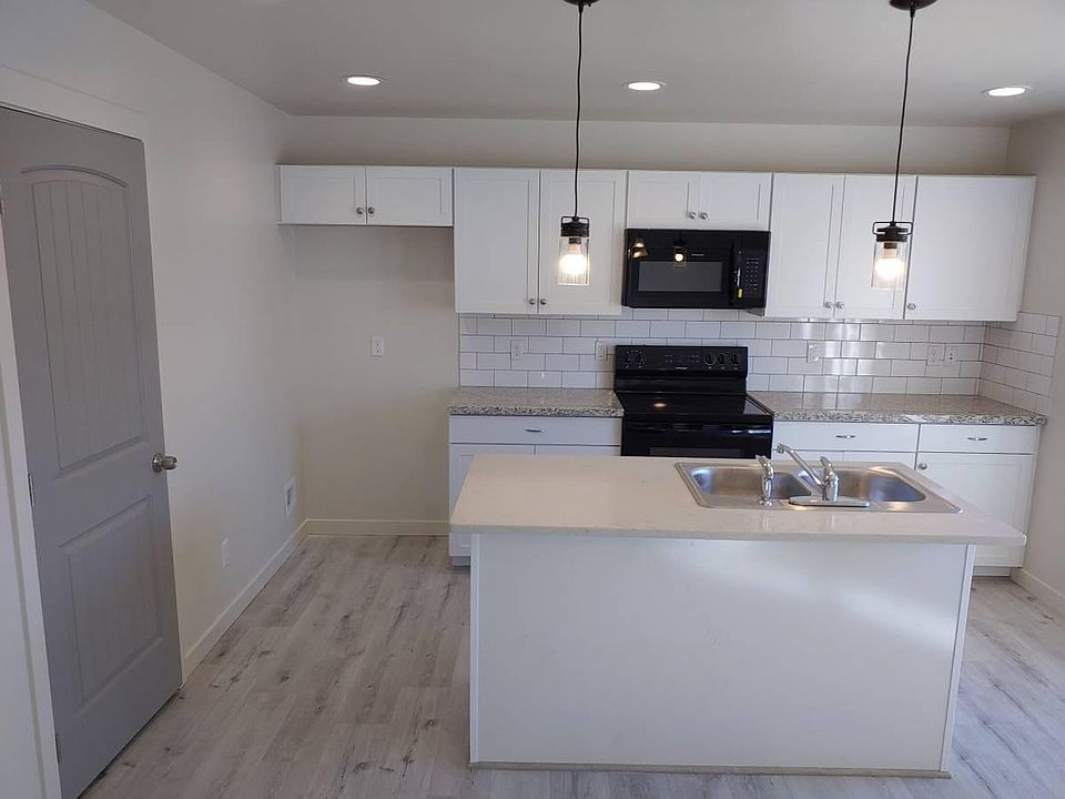 New kitchen, appliances and eating nook.