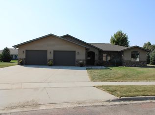 2705 Winsor Ct, Mitchell, SD 57301