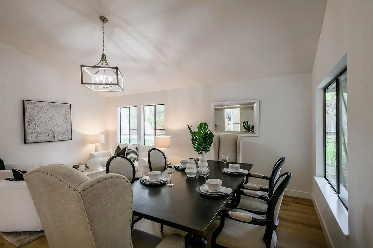 1148 Dufferin Ave — Photo 3