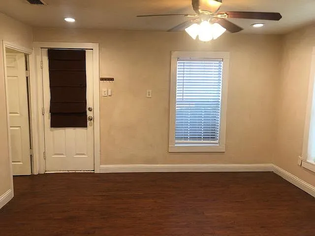 Living Area - 828 W McNeill St