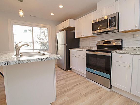 2nd image of 910 Oliver Ave N APT 3