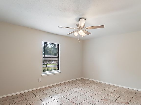 4th image of 15241 Parkwood Dr N #D