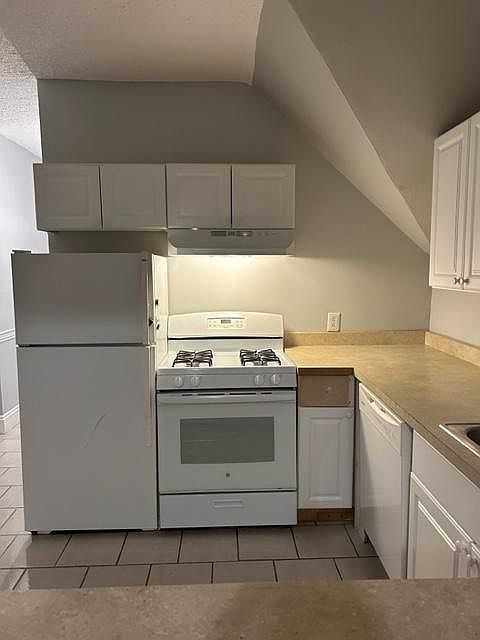 1st image of 390 Lloyd Ave #3
