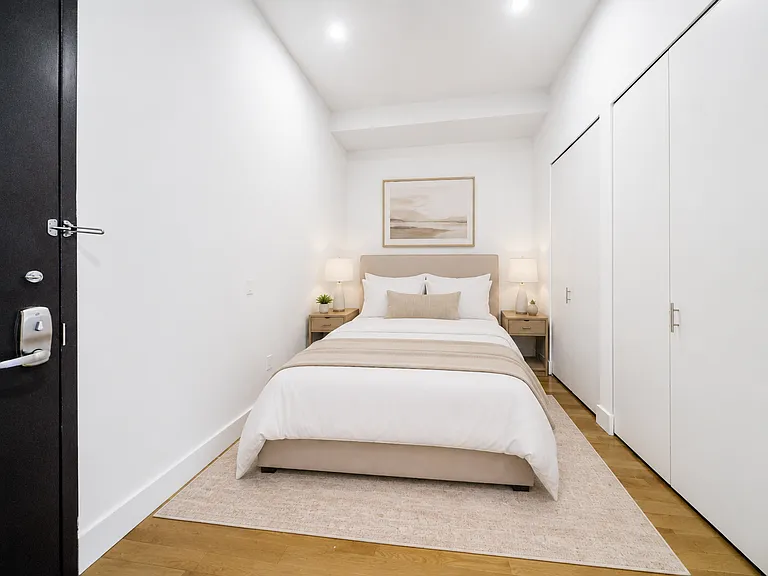 321 W 37th St #5D — Photo 4