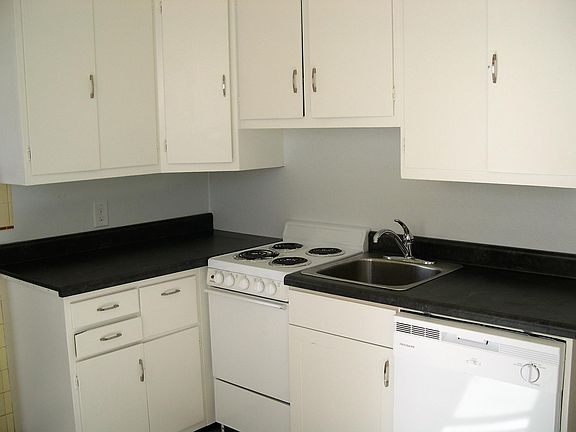 Large 1 Bedroom (201) Kitchen