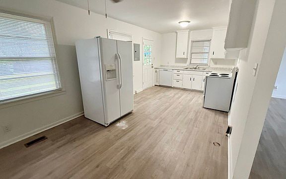2nd image of 1112 E 9th St