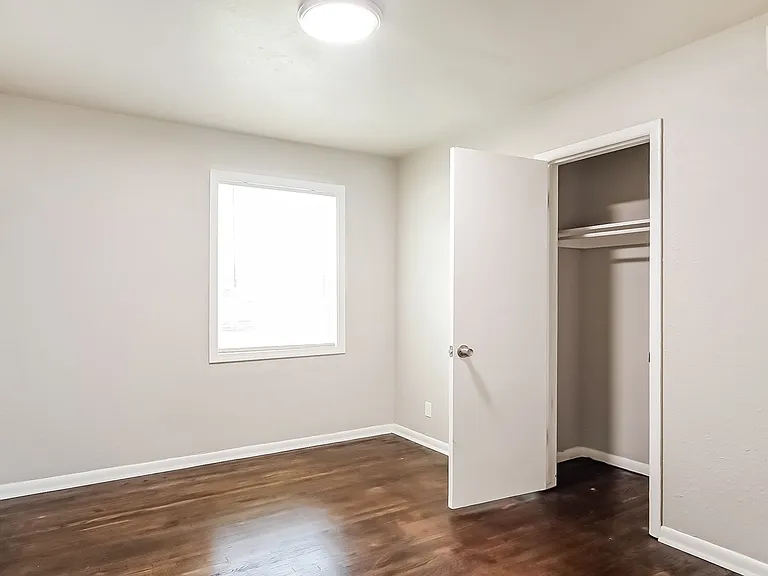 1583637_024_wm_-_main_bedroom_13181640.jpg