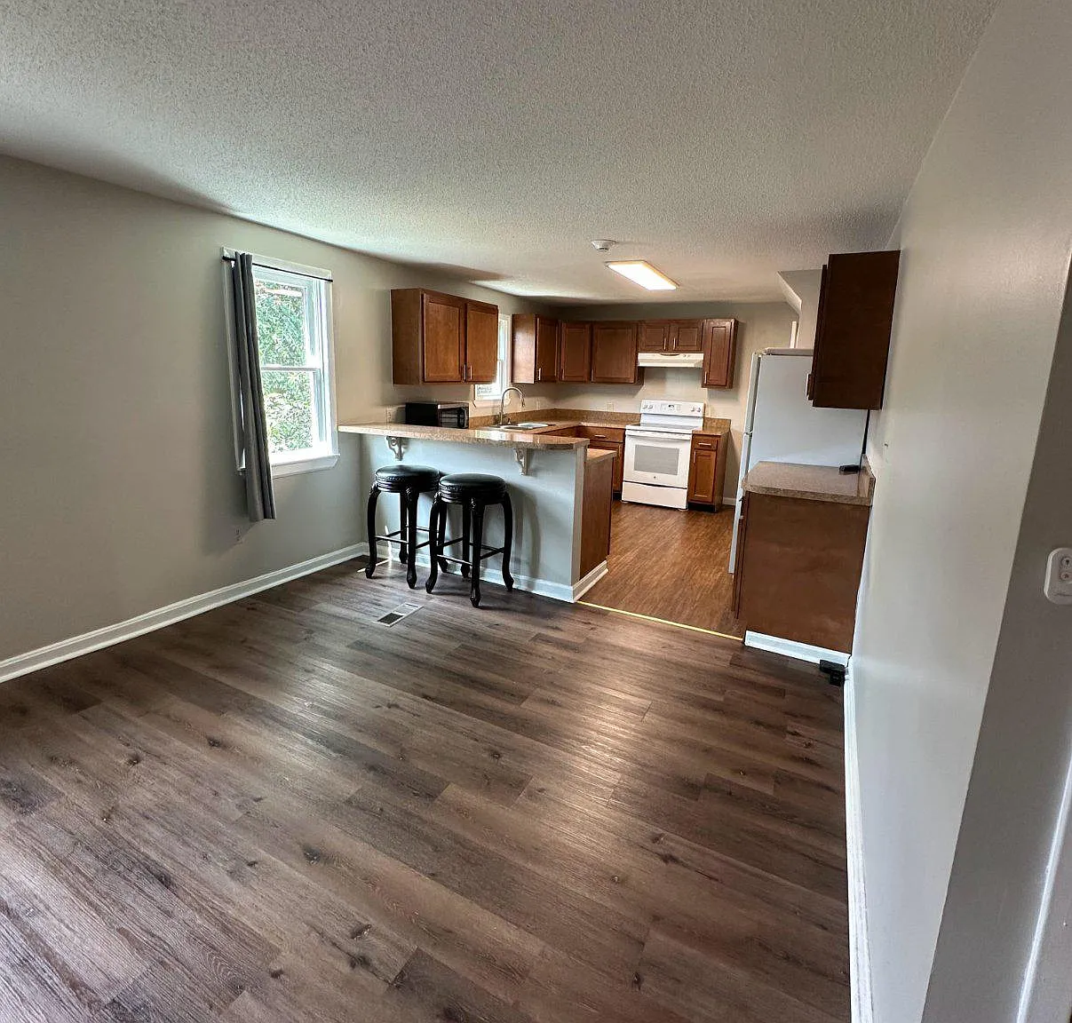 2 bed, 1.0 bath, 1227 sqft, $2,750 — Photo 3