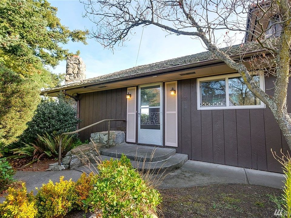 Welcome home to Morgan Hill. Cascade Mountains, Strait of Juan De Fuca views.  Mature landscaping