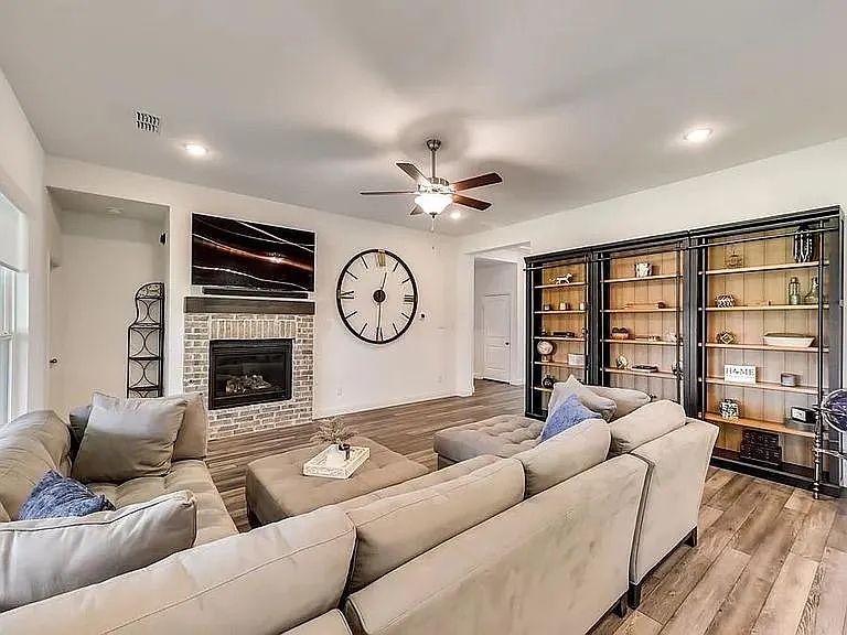 17013 Eastbrook Dr — Photo 3