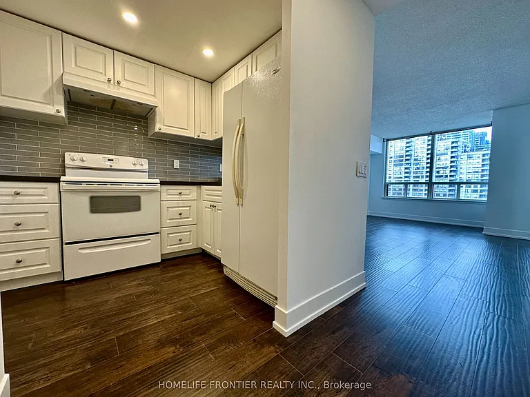 7 Bishop Ave #808 — Photo 2