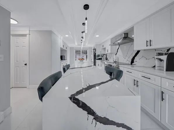 3 Stoddard St, Upton, MA 01568