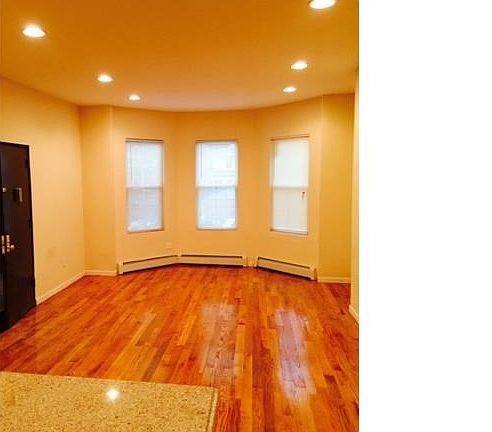 3rd image of 821 E 223rd St