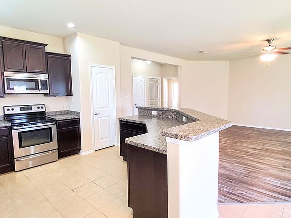 3rd image of 925 Westfield Dr
