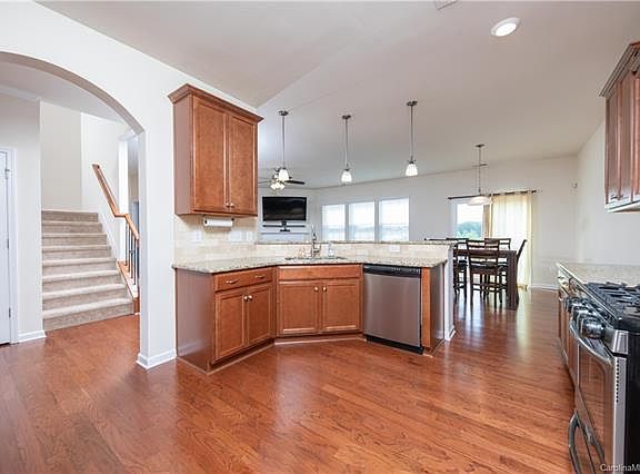4th image of 1430 Tomkins Knob Dr