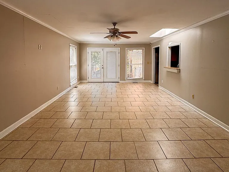 2305 Mirror Lake Dr — Photo 12