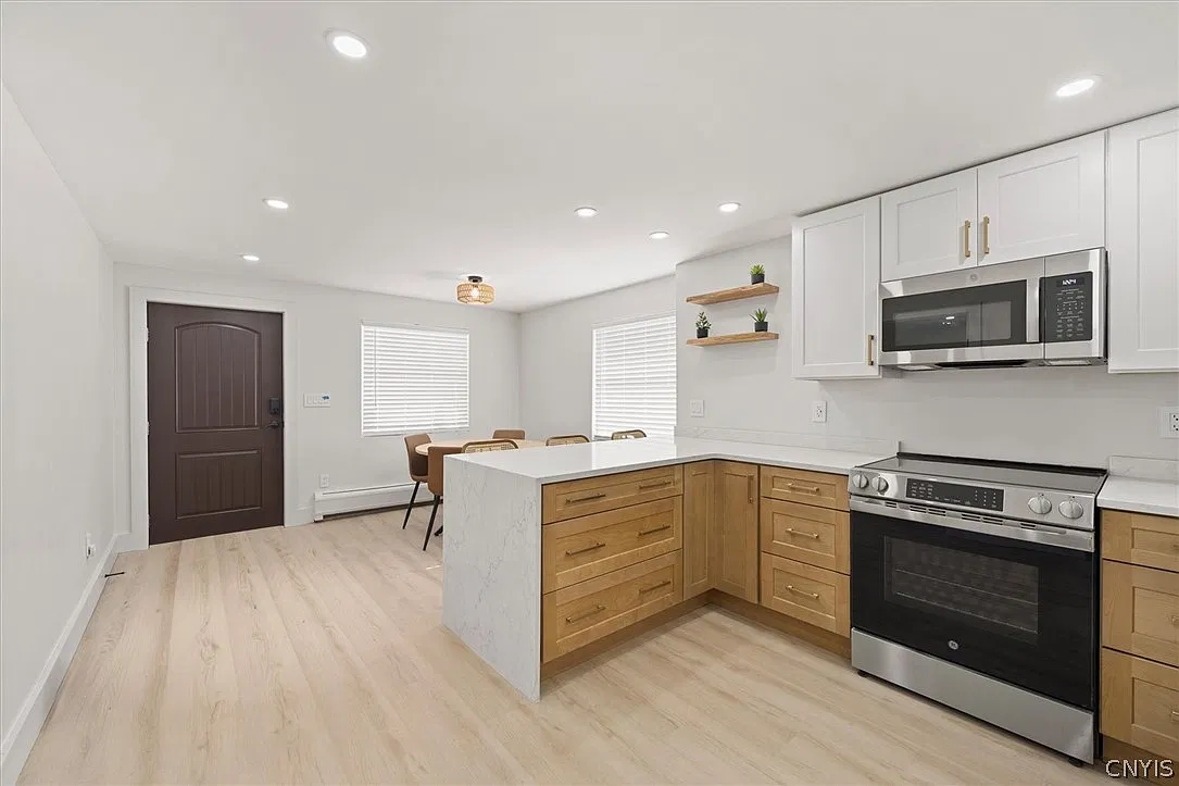 2 bed, 1.0 bath, 1896 sqft, $2,300 — Photo 4