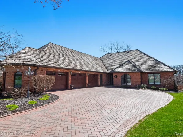 22 Chateaux Du Lac, Fenton, MI 48430