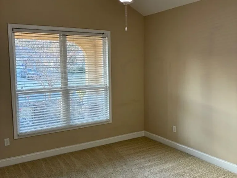 102 Miller Ct — Photo 31