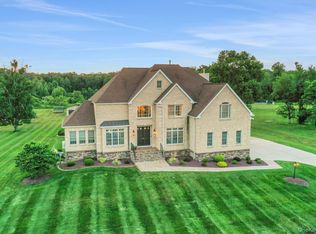 28 Viola Ct, Wappingers Falls, NY 12590
