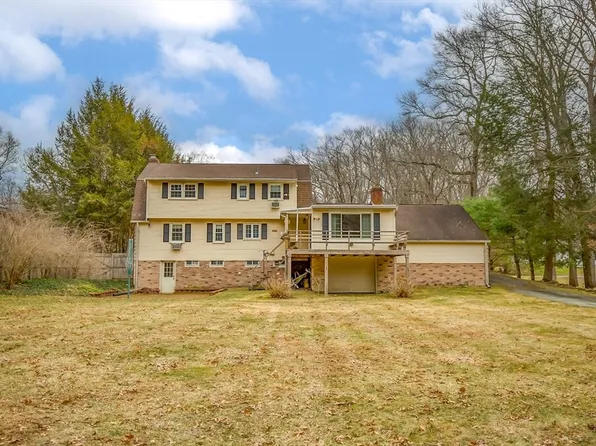 4 Raymond Dr, Wilbraham, MA 01095