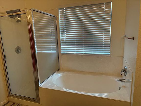 4th image of 404 Stewart Dr