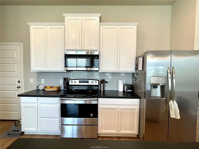 1918 Meridian Ct — Photo 3