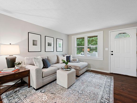 4th image of 3305 Robin Hill Ct E