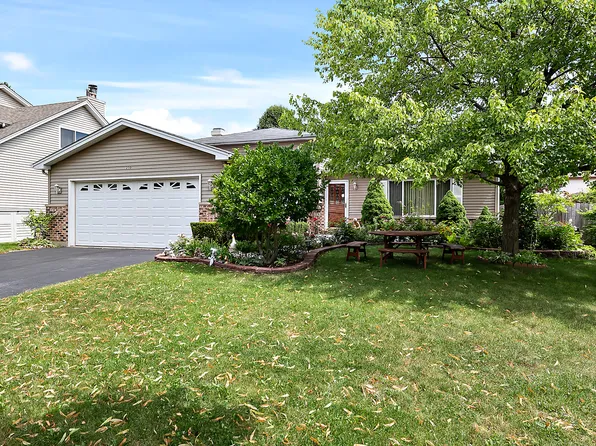 210 N Canyon Dr, Bolingbrook, IL 60490