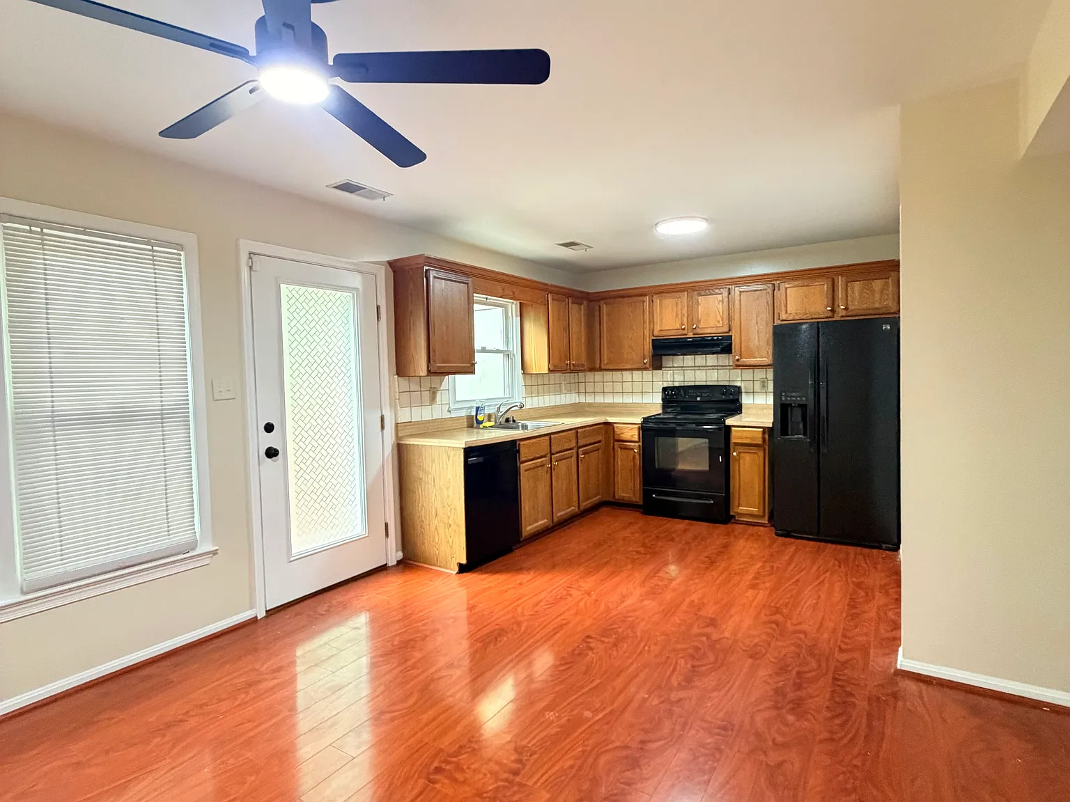 3 bed, 1240 sqft, $2,400 — Photo 3