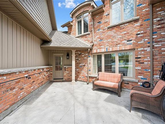 4th image of 2073 Maplewood Rd