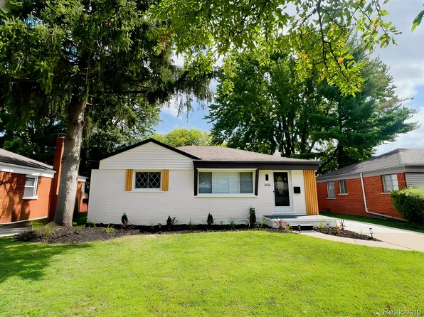 26124 Cubberness St, Saint Clair Shores, MI 48081