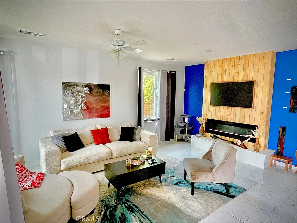 4 bed, 2526 sqft, $975 — Photo 2