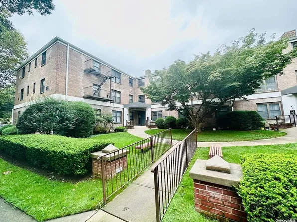 11 Terrace Circle #1D, Great Neck, NY 11021