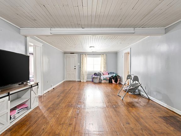 4th image of 10231 N Main St
