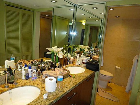 5th image of 600 NE 36th St APT 611