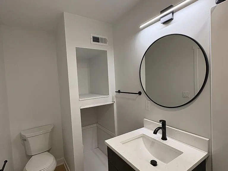 511 W Charles St — Photo 9