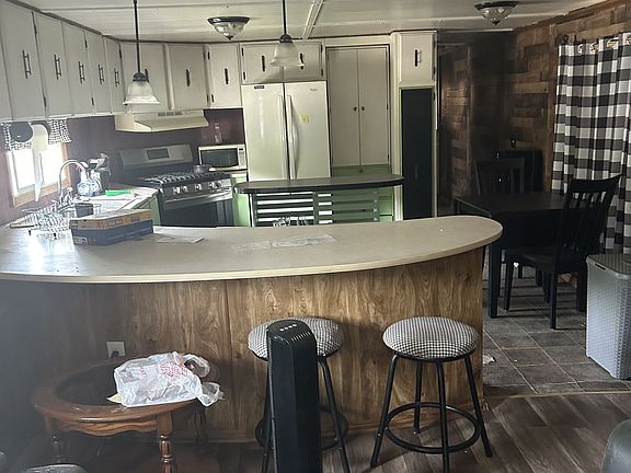 4th image of 8232 Clarksburg Rd