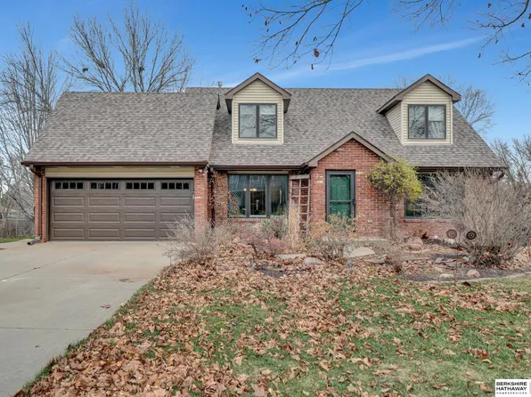6832 Deerwood Dr, Lincoln, NE 68516