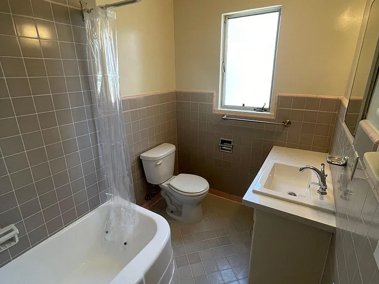 2232 N Beachwood Dr #14 — Photo 11