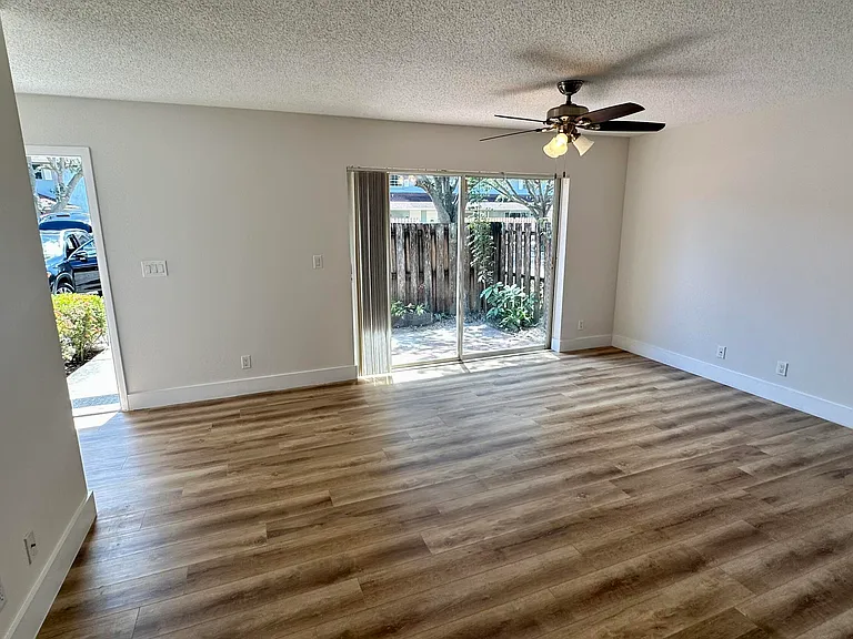 1631 Cypress Way E — Photo 5