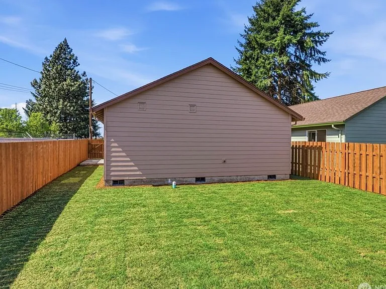 204 Douglas St — Photo 20
