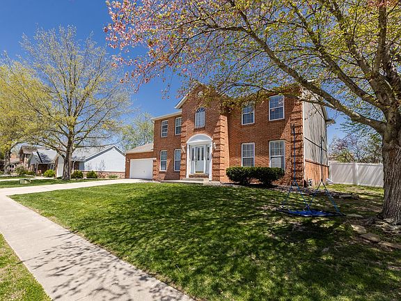 2nd image of 914 Woodlake Ct