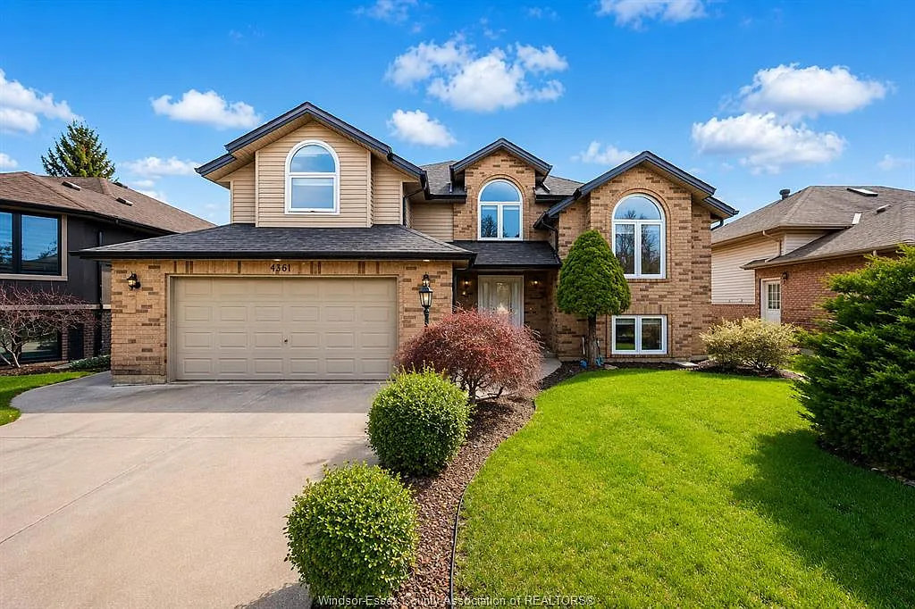 4561 Hunt Club Cres photo 1
