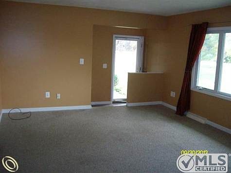 4902 Living room.jpg