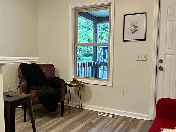 4th image of 1300 W Maple St