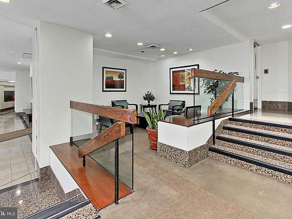 5th image of 205 Yoakum Pkwy Unit 703